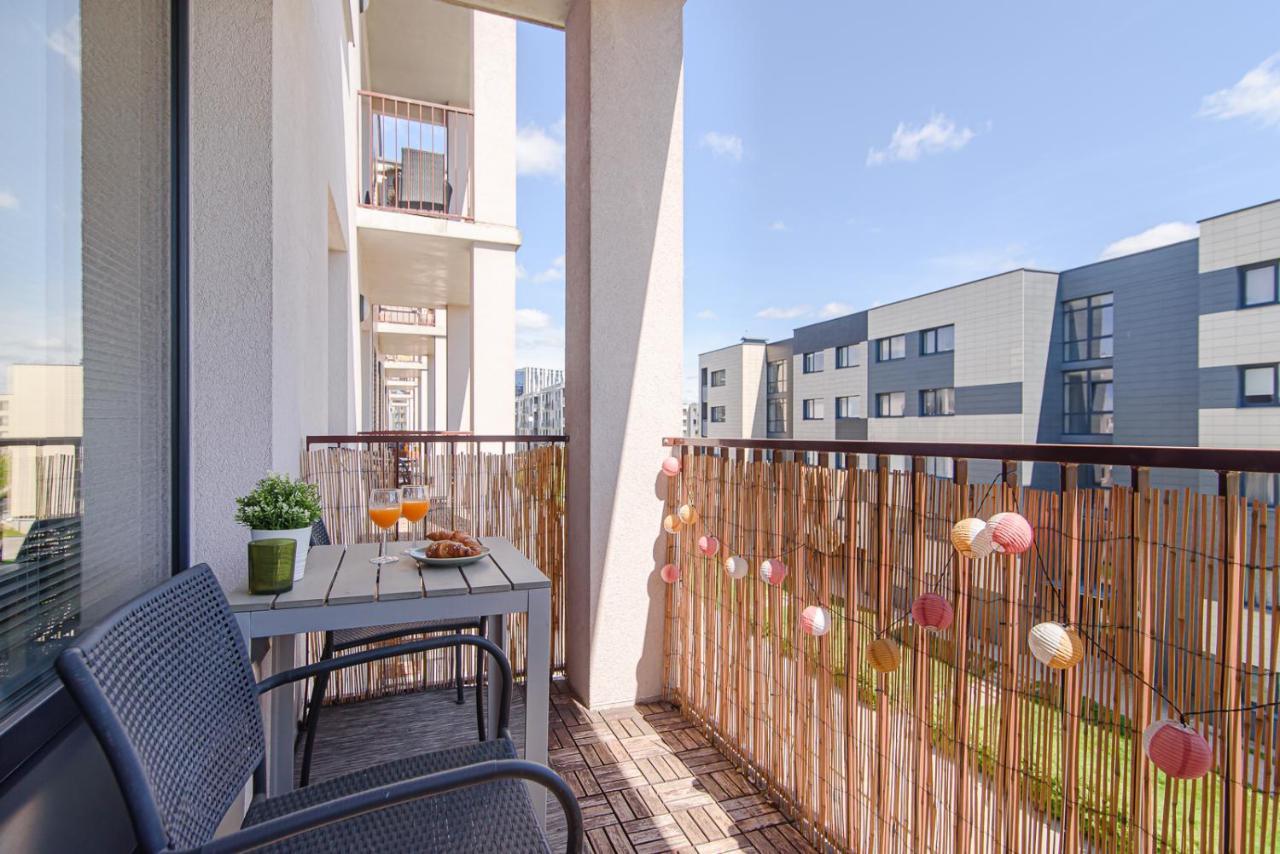 Lovely 1-bedroom Near Park In Lägenhet